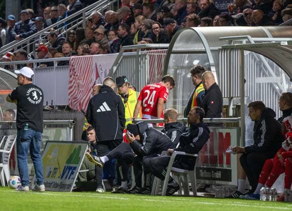 Fußball, Herren, Saison 2025 2026, Testspiel, FSV 63 Luckenwalde - 1. FC Union Berlin, v. l. Trainer Steffen Baumgart (1. FC Union Berlin), Robert Skov (24 1. FC Union Berlin) verlässt vorzeitig das Spielfeld, 08.10. 2025, Copyright: xMatthiasxKochx