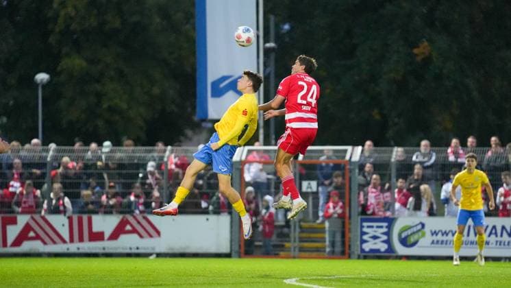 Fußball, Herren, Saison 2025 2026, Testspiel, Freundschaftsspiel, FSV 63 Luckenwalde vs. 1.FC Union Berlin, Mittwoch 08.10.2025, Werner-Seelenbinder-Stadion Luckenwalde, Im Bild: Tim Maciejewski (l. Luckenwalde) und Robert Skov (r. Union) Brandenburg Deutschland