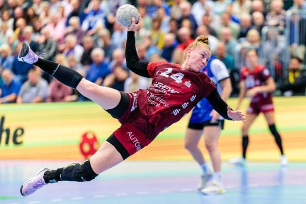 Meike Schmelzer (HSG Bensheim Auerbach, 24) im Torwurf GER, HSG Blomberg-Lippe vs. HSG Bensheim Auerbach, Handball, 1. Bundesliga Frauen, 8. Spieltag, Spielzeit 2025 2026, 08.10.2025 GER, HSG Blomberg-Lippe vs. HSG Bensheim Auerbach, Handball, 1. Bundesliga Frauen, 8. Spieltag, Spielzeit 2025 2026, 08.10.2025 Blomberg Copyright: xEibner-Pressefoto JanxRollingerx EP_JSK