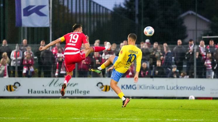 Fußball, Herren, Saison 2025 2026, Testspiel, Freundschaftsspiel, FSV 63 Luckenwalde vs. 1.FC Union Berlin, Mittwoch 08.10.2025, Werner-Seelenbinder-Stadion Luckenwalde, Im Bild: Jannik Haberer (l. Union) und Lucas Will (r. Luckenwalde) Brandenburg Deutschland