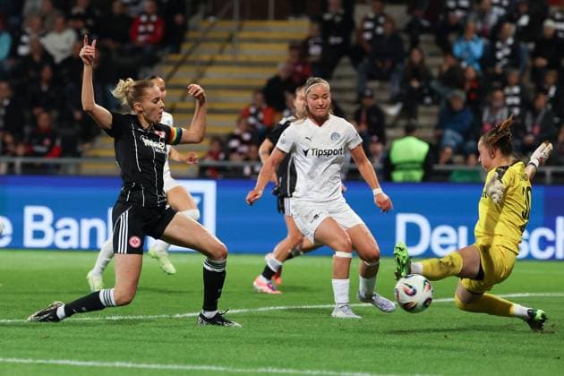 2025.10.03 xJFx zweite Qualifikationsrunde UEFA Women™s Europa Cup 2025 2026 Eintracht Frankfurt - 1. FC Slovacko v.l., Laura Freigang (Eintracht Frankfurt) schiesst das Tor zum 2:0, Torhüterin Anezka Zelenkova (1. FC Slovacko) (DFL DFB REGULATIONS PROHIBIT ANY USE OF PHOTOGRAPHS as IMAGE SEQUENCES and or QUASI-VIDEO) Copyright: JoaquimxFerreira