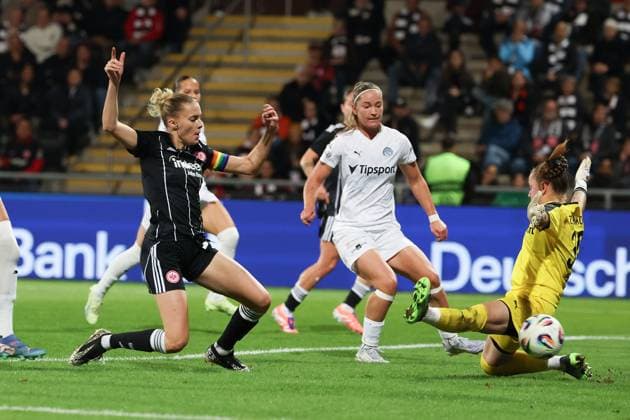 2025.10.03 xJFx zweite Qualifikationsrunde UEFA Women™s Europa Cup 2025 2026 Eintracht Frankfurt - 1. FC Slovacko v.l., Laura Freigang (Eintracht Frankfurt) schiesst das Tor zum 2:0, Torhüterin Anezka Zelenkova (1. FC Slovacko) (DFL DFB REGULATIONS PROHIBIT ANY USE OF PHOTOGRAPHS as IMAGE SEQUENCES and or QUASI-VIDEO) Copyright: JoaquimxFerreira