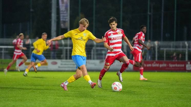 Fußball, Herren, Saison 2025 2026, Testspiel, Freundschaftsspiel, FSV 63 Luckenwalde vs. 1.FC Union Berlin, Mittwoch 08.10.2025, Werner-Seelenbinder-Stadion Luckenwalde, Im Bild: Fritz Schröder (l. Luckenwalde) und David Preu (r. Union) Brandenburg Deutschland