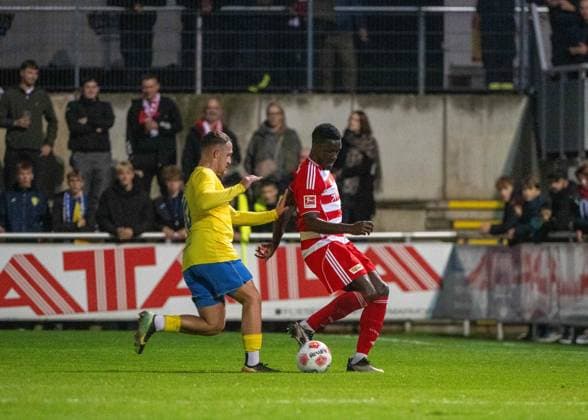 Fußball, Herren, Saison 2025 2026, Testspiel, FSV 63 Luckenwalde - 1. FC Union Berlin, v. l. Lucas Will (FSV Luckenwalde), Stanley Nsoki (1. FC Union Berlin), 08.10. 2025, Copyright: xMatthiasxKochx
