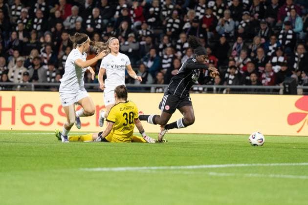 08.10.2025, xhfmx, Fussball UEFA Women s Europa Cup Quali, Eintracht Frankfurt - 1. FC Slovacko Anezka Zelenkova (1.FC Slovacko) foult Nicole Anyomi (Eintracht Frankfurt) im Strafraum (DFL DFB REGULATIONS PROHIBIT ANY USE OF PHOTOGRAPHS as IMAGE SEQUENCES and or QUASI-VIDEO) Frankfurt