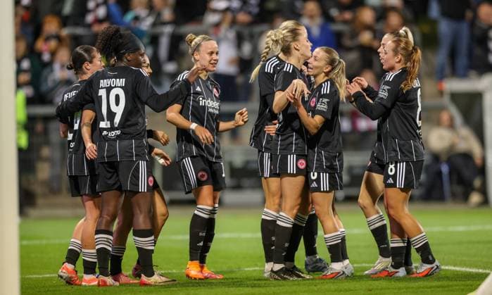 DEU, Frankfurt, Eintracht Frankfurt vs 1. FC Slovacko, UEFA Womenʼs Europa Cup, UEFA, Saison 2526, Stadion am Bretanobad, Playoffs, Hinspiel im Bild: Laura Freigang (Eintracht Frankfurt 10) erzielt das Tor zum 2:0, Jubel mit dem Team DFB DFL REGULATIONS PROHIBIT ANY USE OF PHOTOGRAPHS AS IMAGE SEQUENCES AND OR QUASI-VIDEO, 08.10.2025 Copyright: HMBxMedia HendrikxHamelau