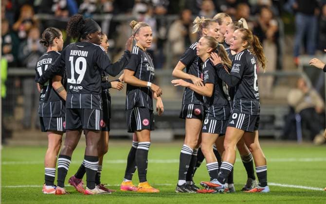 DEU, Frankfurt, Eintracht Frankfurt vs 1. FC Slovacko, UEFA Womenʼs Europa Cup, UEFA, Saison 2526, Stadion am Bretanobad, Playoffs, Hinspiel im Bild: Laura Freigang (Eintracht Frankfurt 10) erzielt das Tor zum 2:0, Jubel mit dem Team DFB DFL REGULATIONS PROHIBIT ANY USE OF PHOTOGRAPHS AS IMAGE SEQUENCES AND OR QUASI-VIDEO, 08.10.2025 Copyright: HMBxMedia HendrikxHamelau