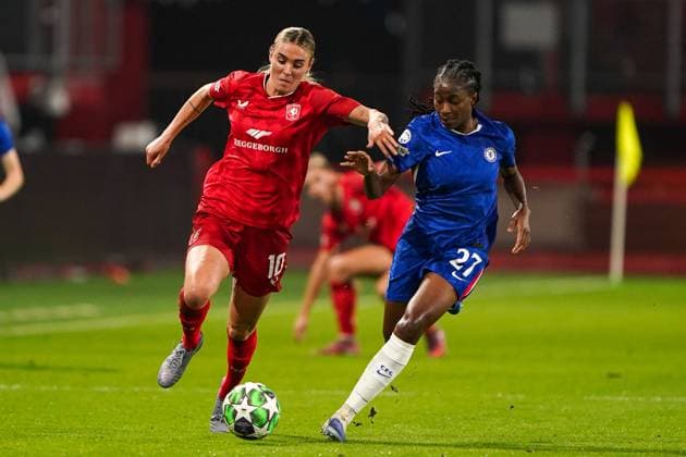 2025-10-08 FC Twente v Chelsea - UEFA Women s Champions League ENSCHEDE, NETHERLANDS - OCTOBER 8: Jill Roord of FC Twente and Oriane Jean-Francois of Chelsea during the UEFA Women s Champions League match between FC Twente and Chelsea at De Grolsch Veste on October 8, 2025 in Enschede, Netherlands. Enschede De Grolsch Veste Netherlands Content not available for redistribution in The Netherlands directly or indirectly through any third parties. Copyright: xAndrexWeeningx