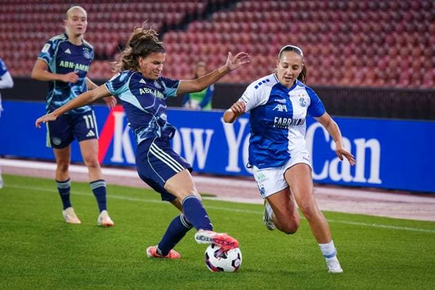 Fussball: UEFA Womens Europa Cup Qualifikation 2025 26, 2. Runde - Grasshopper Club Zürich GC Frauenfussball (SUI) vs AFC Ajax Amsterdam (NED) - Letzigrund (Zürich, Schweiz): Janina Egli (GC Frauenfussball, 7) und Danique Noordman (Ajax Amsterdam, 16) im Zweikampf Zürich Kanton Zürich Schweiz Copyright: xJOERANxSTEINSIEKx