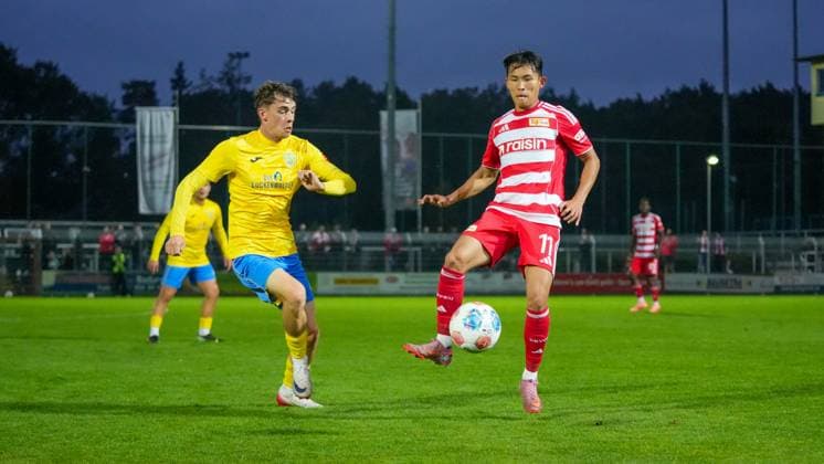 Fußball, Herren, Saison 2025 2026, Testspiel, Freundschaftsspiel, FSV 63 Luckenwalde vs. 1.FC Union Berlin, Mittwoch 08.10.2025, Werner-Seelenbinder-Stadion Luckenwalde, Im Bild: Tim Maciejewski (l. Luckenwalde) und Wooyeong Jeong (r. Union) Brandenburg Deutschland