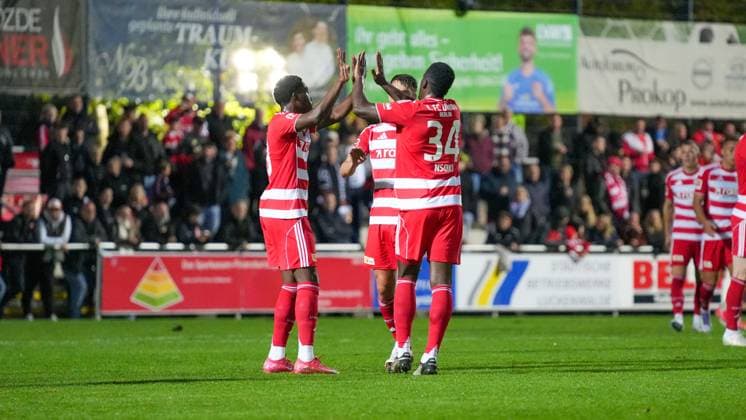 Fußball, Herren, Saison 2025 2026, Testspiel, Freundschaftsspiel, FSV 63 Luckenwalde vs. 1.FC Union Berlin, Mittwoch 08.10.2025, Werner-Seelenbinder-Stadion Luckenwalde, Im Bild: Jubel bei Union Berlin nach dem Führungstreffer. Brandenburg Deutschland