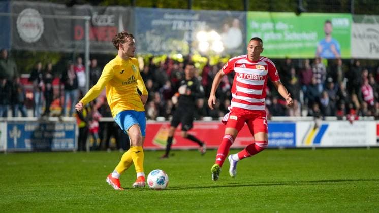 Fußball, Herren, Saison 2025 2026, Testspiel, Freundschaftsspiel, FSV 63 Luckenwalde vs. 1.FC Union Berlin, Mittwoch 08.10.2025, Werner-Seelenbinder-Stadion Luckenwalde, Im Bild: Remo Merke (l. Luckenwalde) und Marin Ljubicic (r. Union) Brandenburg Deutschland
