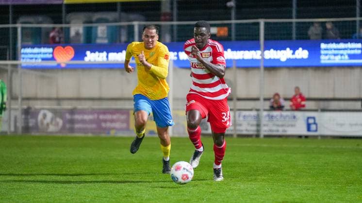 Fußball, Herren, Saison 2025 2026, Testspiel, Freundschaftsspiel, FSV 63 Luckenwalde vs. 1.FC Union Berlin, Mittwoch 08.10.2025, Werner-Seelenbinder-Stadion Luckenwalde, Im Bild: Simon Gollnack (l. Luckenwalde) und Stanley Nsoki (r. Union) Brandenburg Deutschland