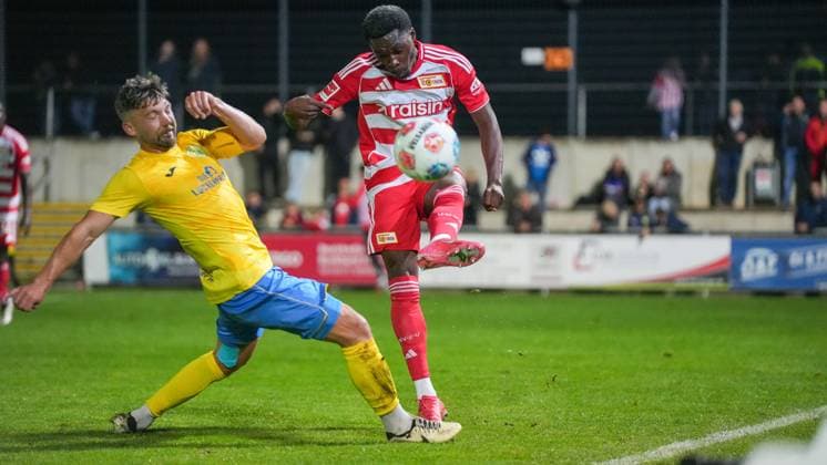 Fußball, Herren, Saison 2025 2026, Testspiel, Freundschaftsspiel, FSV 63 Luckenwalde vs. 1.FC Union Berlin, Mittwoch 08.10.2025, Werner-Seelenbinder-Stadion Luckenwalde, Im Bild: Clemens Koplin (l. Luckenwalde) und Stanley Nsoki (r. Union) Brandenburg Deutschland