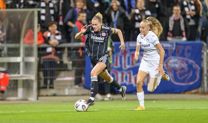 DEU, Frankfurt, Eintracht Frankfurt vs 1. FC Slovacko, UEFA Womenʼs Europa Cup, UEFA, Saison 2526, Stadion am Bretanobad, Playoffs, Hinspiel im Bild v.l.n.r: Laura Freigang (Eintracht Frankfurt 10), Lucie KrejÄova (1.FC Slovacko 14) DFB DFL REGULATIONS PROHIBIT ANY USE OF PHOTOGRAPHS AS IMAGE SEQUENCES AND OR QUASI-VIDEO, 08.10.2025 Copyright: HMBxMedia HendrikxHamelau