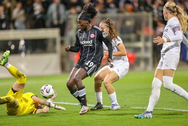 DEU, Frankfurt, Eintracht Frankfurt vs 1. FC Slovacko, UEFA Womenʼs Europa Cup, UEFA, Saison 2526, Stadion am Bretanobad, Playoffs, Hinspiel im Bild v.l.n.r: Anežka Zelenkova (1.FC Slovacko 30), Nicole Anyomi (Eintracht Frankfurt 19) DFB DFL REGULATIONS PROHIBIT ANY USE OF PHOTOGRAPHS AS IMAGE SEQUENCES AND OR QUASI-VIDEO, 08.10.2025 Copyright: HMBxMedia HendrikxHamelau