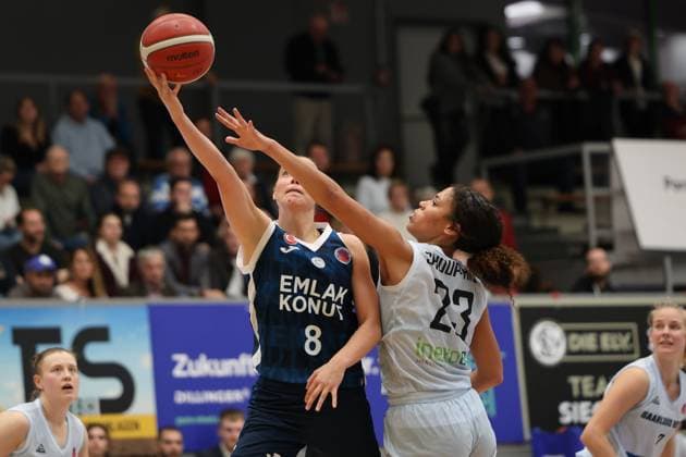 08.10.2025, Basketball, Frauen, Eurocup Women, Saison 2025 2026, Saarlouis Royals - EMLAK Konut SK Istanbul, Brynn Shoup-Hill (Saarlouis Royals), Antonia Delaere (EMLAK Konut SK Istanbul) Saarlouis Stadtgartenhalle Saarland Deutschland (DEU) Copyright: xSebastianxBachx