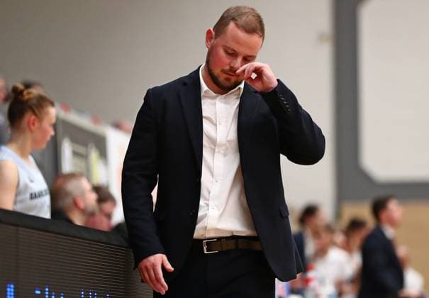 08.10.2025, xmohx, Basketball EuroCup Women, Saarlouis Royals - Emlak Konut SK Istanbul Trainer Matiss Rozlapa (Saarlouis) enttäuscht (DFL DFB REGULATIONS PROHIBIT ANY USE OF PHOTOGRAPHS as IMAGE SEQUENCES and or QUASI-VIDEO) Saarlouis