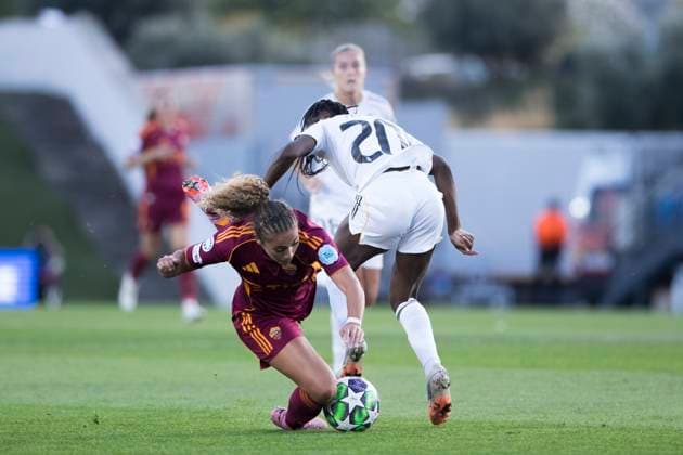 UEFA Women s Champions League - Real Madrid vs Roma MADRID, SPAIN -October 8: Alayah Pilgrim of Roma and Naomie Feller of Real Madrid fight for the ball during the UEFA Women s Champions League match between Real Madrid and Roma at Alfredo Di Stefano stadium in Madrid. (Photo by Guillermo Martinez) Madrid Alfredo Di Stefano Stadium Spain Copyright: xGuillermoxMartinezx