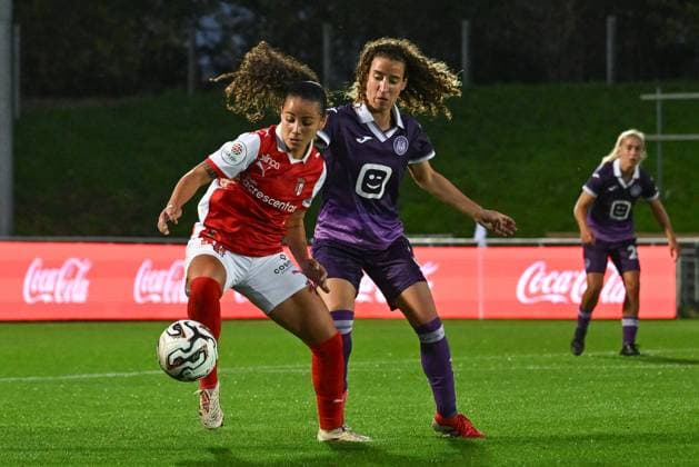 251008 RSC ANDERLECHT VS SC BRAGA Azzurra Gallo (3) of Anderlecht pictured fighting for the ball with Nadia Bravo (86) of Braga during a female soccer game between RSC Anderlecht Women and SC Braga on the 2nd qualifying round first leg of the 2025-2026 season of the Uefa Womens Europa Cup , on Wednesday 8 October 2025 in Deinze , Belgium . PHOTO SPORTPIX David Catry Deinze Burgemeester Van de Wielestadion Belgium  Copyright: xSportpix.bex xDavidxCatryxDavidxCatryx