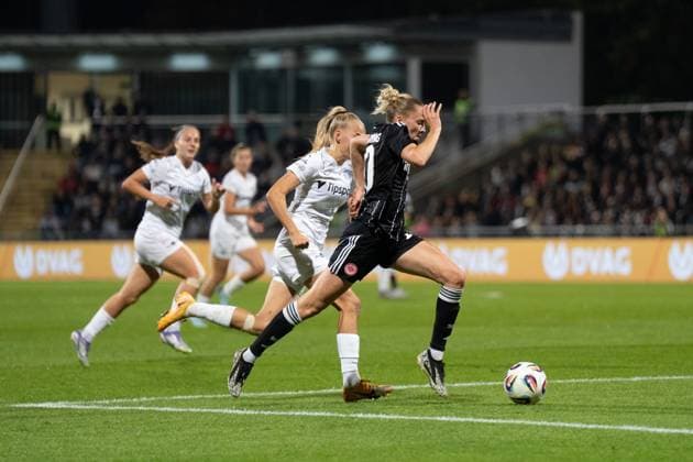 08.10.2025, xhfmx, Fussball UEFA Women s Europa Cup Quali, Eintracht Frankfurt - 1. FC Slovacko v.l. Lucie Krejcova (1.FC Slovacko) im Laufduell mit Laura Freigang (Eintracht Frankfurt) (DFL DFB REGULATIONS PROHIBIT ANY USE OF PHOTOGRAPHS as IMAGE SEQUENCES and or QUASI-VIDEO) Frankfurt