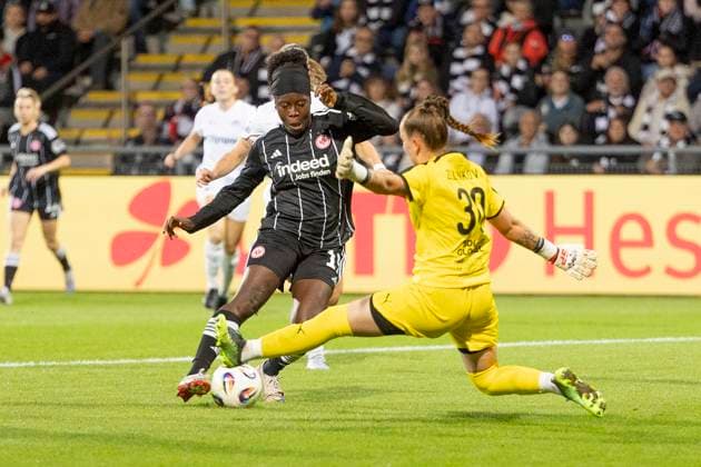 UEFA Womens Europa Cup: Eintracht Frankfurt - 1. FC Slovacko, 08.10.2025 Nicole Anyomi (Eintracht Frankfurt 19) im Eins gegen EIns 1 gegen 1 Duell gegen Anezka Zelenkova (1. FC Slovacko 30), Eintracht Frankfurt - 1. FC Slovacko, Frankfurt, Stadion am Brentanobad, 8.10.2025 Copyright: xBEAUTIFULxSPORTS Gawlikx