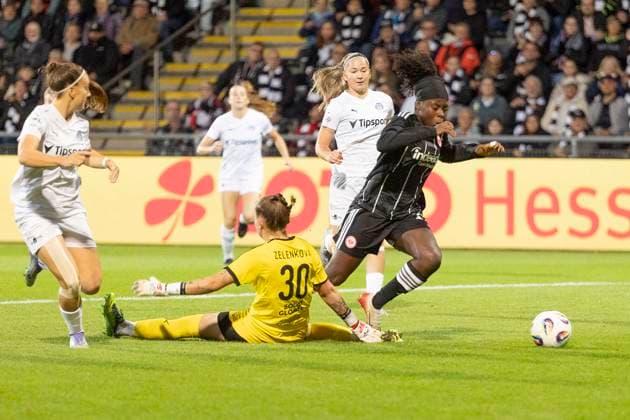 UEFA Womens Europa Cup: Eintracht Frankfurt - 1. FC Slovacko, 08.10.2025 Anezka Zelenkova (1. FC Slovacko 30) bringt Nicole Anyomi (Eintracht Frankfurt 19) im Strafraum zu Fall und verursacht einen Strafstoß Elfmeter, Eintracht Frankfurt - 1. FC Slovacko, Frankfurt, Stadion am Brentanobad, 8.10.2025 Copyright: xBEAUTIFULxSPORTS Gawlikx