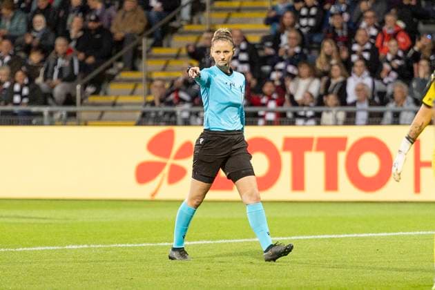UEFA Womens Europa Cup: Eintracht Frankfurt - 1. FC Slovacko, 08.10.2025 Vanja Jankovic (Schiedsrichterin Referee) zeigt auf den Elfmeterpunkt Strafstoß, Eintracht Frankfurt - 1. FC Slovacko, Frankfurt, Stadion am Brentanobad, 8.10.2025 Copyright: xBEAUTIFULxSPORTS Gawlikx