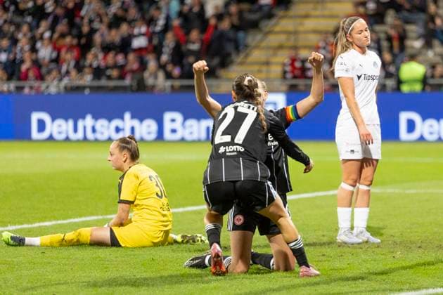 UEFA Womens Europa Cup: Eintracht Frankfurt - 1. FC Slovacko, 08.10.2025 Laura Freigang (Eintracht Frankfurt 10) erzielte das Tor zum 2:0 und feiert mit .e27- im Hintergrund sitzt die geschlagene Anezka Zelenkova (1. FC Slovacko 30) und auch Klara Blahova (1. FC Slovacko 27) ist niedergeschlagen traurig, Eintracht Frankfurt - 1. FC Slovacko, Frankfurt, Stadion am Brentanobad, 8.10.2025 Copyright: xBEAUTIFULxSPORTS Gawlikx