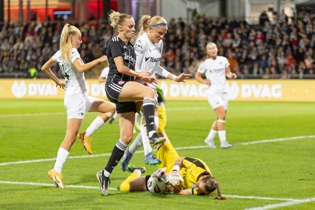 UEFA Womens Europa Cup: Eintracht Frankfurt - 1. FC Slovacko, 08.10.2025 Anezka Zelenkova (1. FC Slovacko 30) ist vor Laura Freigang (Eintracht Frankfurt 10) & Geraldine Reuteler (Eintracht Frankfurt 14) & Amanda Ilestedt (Eintracht Frankfurt 13) am Ball, Eintracht Frankfurt - 1. FC Slovacko, Frankfurt, Stadion am Brentanobad, 8.10.2025 Copyright: xBEAUTIFULxSPORTS Gawlikx