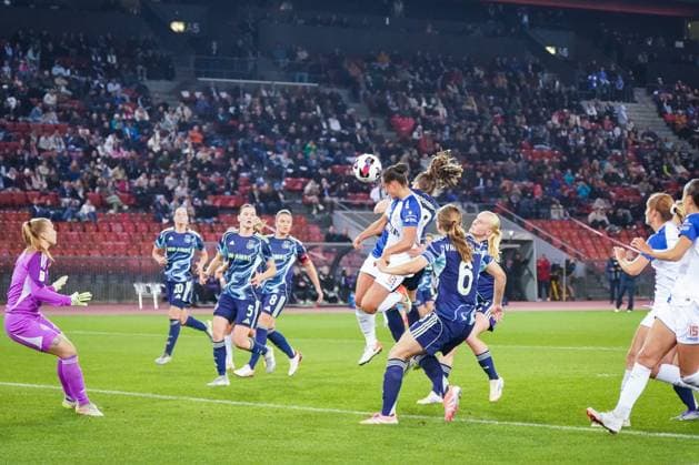 Fussball: UEFA Womens Europa Cup Qualifikation 2025 26, 2. Runde - Grasshopper Club Zürich GC Frauenfussball (SUI) vs AFC Ajax Amsterdam (NED) - Letzigrund (Zürich, Schweiz): Kopfball im Strafraum von Kayla Mckenna (GC Frauenfussball, 12) Zürich Kanton Zürich Schweiz Copyright: xJOERANxSTEINSIEKx