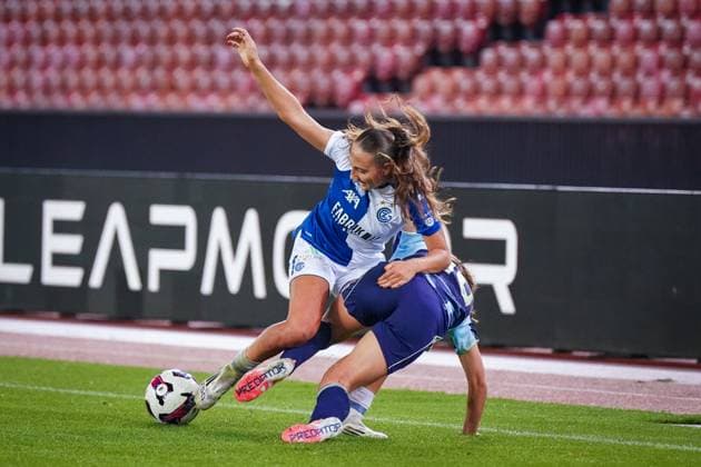 Fussball: UEFA Womens Europa Cup Qualifikation 2025 26, 2. Runde - Grasshopper Club Zürich GC Frauenfussball (SUI) vs AFC Ajax Amsterdam (NED) - Letzigrund (Zürich, Schweiz): Danique Noordman (Ajax Amsterdam, 16) und Janina Egli (GC Frauenfussball, 7) im Zweikampf Zürich Kanton Zürich Schweiz Copyright: xJOERANxSTEINSIEKx