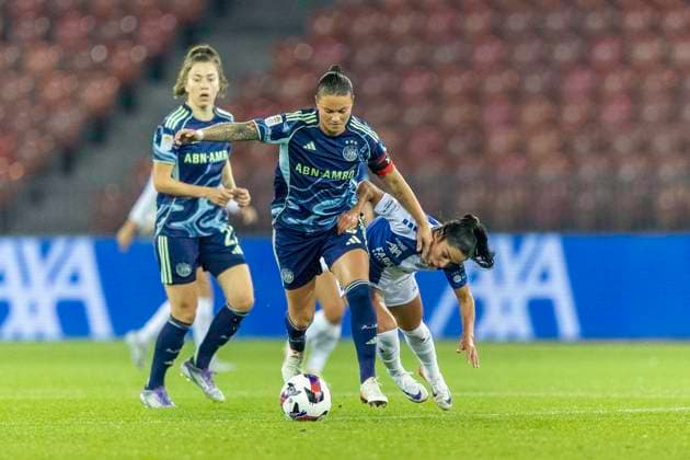 08 10 2025, Zurich, Stadion Letzigrund, Women s Europa Cup: GC Frauenfussball - Ajax, Sherida Spitse of Ajax (L) battles for the ball with Qendresa Krasniqi of GC Frauenfussball (R) Zurich Stadion Letzigrund Zurich Switzerland Copyright: xJustPictures.ch PascalxKesselmarkx jp-en-PaKe-2025-10-08-Zurich-FrozenInMotion-0036