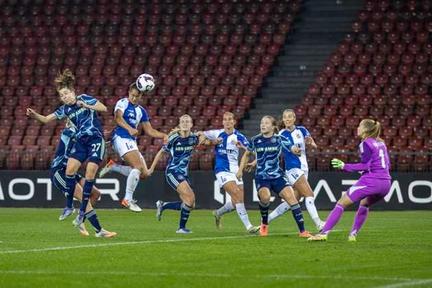 08 10 2025, Zurich, Stadion Letzigrund, Women s Europa Cup: GC Frauenfussball - Ajax, Kayla Mckenna of GC Frauenfussball (R) fights for heading the ball with Nurija Van Schoonhoven of Ajax (L) Zurich Stadion Letzigrund Zurich Switzerland Copyright: xJustPictures.ch PascalxKesselmarkx jp-en-PaKe-2025-10-08-Zurich-FrozenInMotion-0085