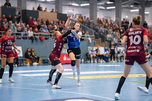 HSG Blomberg-Lippe (GER) vs. HSG Bensheim Auerbach Flames (GER), Handball, 1. Handball Bundesliga Frauen, 8. Spieltag, 08.10.2025, Saision 2025 2026, Blomberg v.l. Meike Schmelzer (HSG Bensheim Auerbach Flames, 24) verteidigt gegen Andrea Jacobsen (HSG Blomberg-Lippe, 04) Blomberg Sporthalle an der Ulmenallee Deutschland