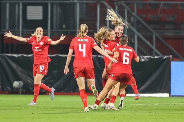 Enschede, Netherlands, October 8th 2025: Danique van Ginkel (8 FC Twente) celebrates after scoring her teams first goal during the UEFA Womens Champions League League Phase MD1 football game between FC Twente and FC Chelsea at De Grolsch Veste in Enschede, Netherlands. (Leiting Gao SPP) Copyright: xLeitingxGaox xSPPx spp-en-LeGaSp-LG202510084397