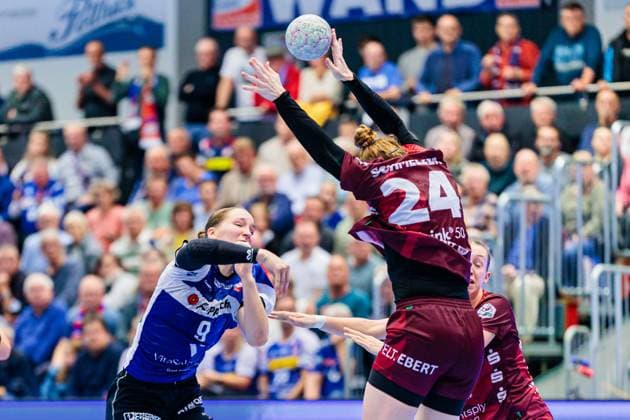 v.l. Nieke Kuehne (HSG Blomberg-Lippe, 09), Meike Schmelzer (HSG Bensheim Auerbach, 24), Matilda Ehlert (HSG Bensheim Auerbach, 10) GER, HSG Blomberg-Lippe vs. HSG Bensheim Auerbach, Handball, 1. Bundesliga Frauen, 8. Spieltag, Spielzeit 2025 2026, 08.10.2025 GER, HSG Blomberg-Lippe vs. HSG Bensheim Auerbach, Handball, 1. Bundesliga Frauen, 8. Spieltag, Spielzeit 2025 2026, 08.10.2025 Blomberg Copyright: xEibner-Pressefoto JanxRollingerx EP_JSK