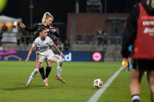 08.10.2025, xhfmx, Fussball UEFA Women s Europa Cup Quali, Eintracht Frankfurt - 1. FC Slovacko v.l. Nina Lührßen (Eintracht Frankfurt) und Natalie Trckova (1.FC Slovacko) im Zweikampf (DFL DFB REGULATIONS PROHIBIT ANY USE OF PHOTOGRAPHS as IMAGE SEQUENCES and or QUASI-VIDEO) Frankfurt