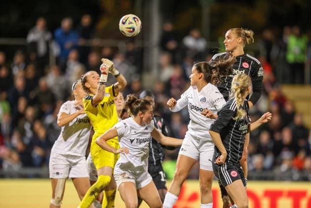 DEU, Frankfurt, Eintracht Frankfurt vs 1. FC Slovacko, UEFA Womenʼs Europa Cup, UEFA, Saison 2526, Stadion am Bretanobad, Playoffs, Hinspiel im Bild: Eckball, Jella Veit (Eintracht Frankfurt 25) DFB DFL REGULATIONS PROHIBIT ANY USE OF PHOTOGRAPHS AS IMAGE SEQUENCES AND OR QUASI-VIDEO, 08.10.2025 Copyright: HMBxMedia HendrikxHamelau