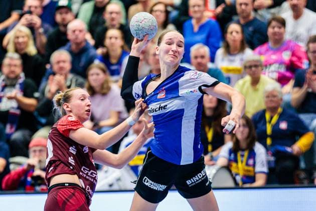 v.l. Matilda Ehlert (HSG Bensheim Auerbach, 10), Nieke Kuehne (HSG Blomberg-Lippe, 09) GER, HSG Blomberg-Lippe vs. HSG Bensheim Auerbach, Handball, 1. Bundesliga Frauen, 8. Spieltag, Spielzeit 2025 2026, 08.10.2025 GER, HSG Blomberg-Lippe vs. HSG Bensheim Auerbach, Handball, 1. Bundesliga Frauen, 8. Spieltag, Spielzeit 2025 2026, 08.10.2025 Blomberg Copyright: xEibner-Pressefoto JanxRollingerx EP_JSK