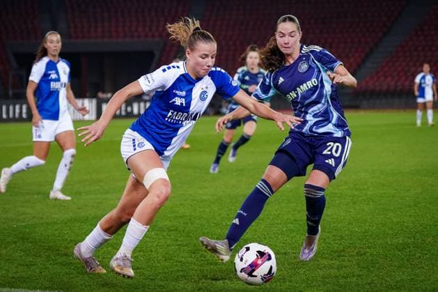 Fussball: UEFA Womens Europa Cup Qualifikation 2025 26, 2. Runde - Grasshopper Club Zürich GC Frauenfussball (SUI) vs AFC Ajax Amsterdam (NED) - Letzigrund (Zürich, Schweiz): Giulia Looser (GC Frauenfussball, 24) Isa Colin (Ajax Amsterdam, 20) Zürich Kanton Zürich Schweiz Copyright: xJOERANxSTEINSIEKx