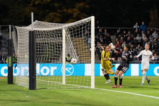 08.10.2025, xhfmx, Fussball UEFA Women s Europa Cup Quali, Eintracht Frankfurt - 1. FC Slovacko Der Ball von Nina Lührßen (Eintracht Frankfurt) schlägt zum 3:0 im Tor von Slavcko ein. (DFL DFB REGULATIONS PROHIBIT ANY USE OF PHOTOGRAPHS as IMAGE SEQUENCES and or QUASI-VIDEO) Frankfurt