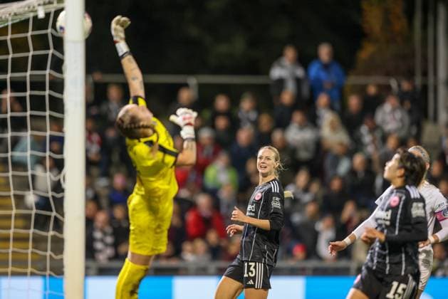 DEU, Frankfurt, Eintracht Frankfurt vs 1. FC Slovacko, UEFA Womenʼs Europa Cup, UEFA, Saison 2526, Stadion am Bretanobad, Playoffs, Hinspiel im Bild: Nina Lührßen (Eintracht Frankfurt 11) erzielt das Tor zum 3:0, Amanda Ilestedt (Eintracht Frankfurt 13) DFB DFL REGULATIONS PROHIBIT ANY USE OF PHOTOGRAPHS AS IMAGE SEQUENCES AND OR QUASI-VIDEO, 08.10.2025 Copyright: HMBxMedia HendrikxHamelau