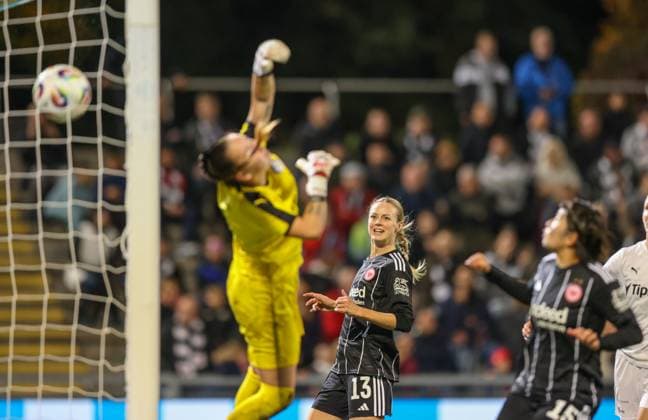 DEU, Frankfurt, Eintracht Frankfurt vs 1. FC Slovacko, UEFA Womenʼs Europa Cup, UEFA, Saison 2526, Stadion am Bretanobad, Playoffs, Hinspiel im Bild: Nina Lührßen (Eintracht Frankfurt 11) erzielt das Tor zum 3:0, Jubel bei Amanda Ilestedt (Eintracht Frankfurt 13) DFB DFL REGULATIONS PROHIBIT ANY USE OF PHOTOGRAPHS AS IMAGE SEQUENCES AND OR QUASI-VIDEO, 08.10.2025 Copyright: HMBxMedia HendrikxHamelau