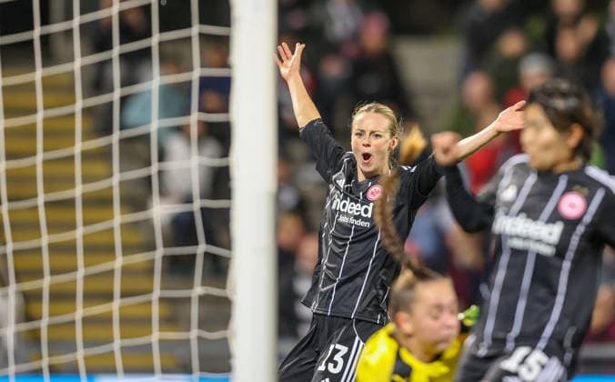 DEU, Frankfurt, Eintracht Frankfurt vs 1. FC Slovacko, UEFA Womenʼs Europa Cup, UEFA, Saison 2526, Stadion am Bretanobad, Playoffs, Hinspiel im Bild: Nina Lührßen (Eintracht Frankfurt 11) erzielt das Tor zum 3:0, Amanda Ilestedt (Eintracht Frankfurt 13), Jubel DFB DFL REGULATIONS PROHIBIT ANY USE OF PHOTOGRAPHS AS IMAGE SEQUENCES AND OR QUASI-VIDEO, 08.10.2025 Copyright: HMBxMedia HendrikxHamelau