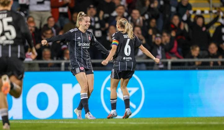 DEU, Frankfurt, Eintracht Frankfurt vs 1. FC Slovacko, UEFA Womenʼs Europa Cup, UEFA, Saison 2526, Stadion am Bretanobad, Playoffs, Hinspiel im Bild: Nina Lührßen (Eintracht Frankfurt 11) erzielt das Tor zum 3:0, Elisa Senß (Eintracht Frankfurt 6), Jubel DFB DFL REGULATIONS PROHIBIT ANY USE OF PHOTOGRAPHS AS IMAGE SEQUENCES AND OR QUASI-VIDEO, 08.10.2025 Copyright: HMBxMedia HendrikxHamelau