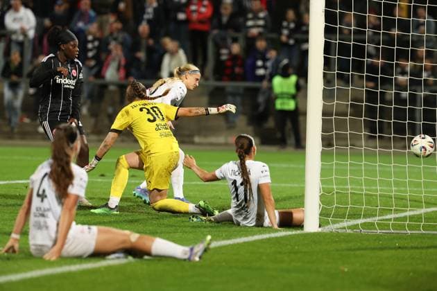 2025.10.03 xJFx zweite Qualifikationsrunde UEFA Women™s Europa Cup 2025 2026 Eintracht Frankfurt - 1. FC Slovacko v.l., Eigentor zum 4:0, Torhüterin Anezka Zelenkova (1. FC Slovacko) , Natalie Trckova (1. FC Slovacko) , Terezie Ohlidalova (1. FC Slovacko) (DFL DFB REGULATIONS PROHIBIT ANY USE OF PHOTOGRAPHS as IMAGE SEQUENCES and or QUASI-VIDEO) Copyright: JoaquimxFerreira