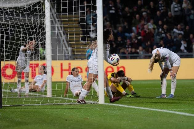 08.10.2025, xhfmx, Fussball UEFA Women s Europa Cup Quali, Eintracht Frankfurt - 1. FC Slovacko Slovacko nach dem 0:4 am Boden. (DFL DFB REGULATIONS PROHIBIT ANY USE OF PHOTOGRAPHS as IMAGE SEQUENCES and or QUASI-VIDEO) Frankfurt