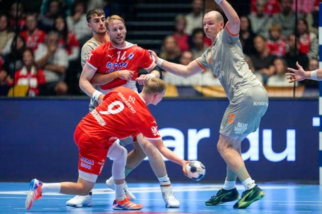 Handball, Champions League Kolstad Aalborg Trondheim 20251008 Kolstads Benedikt Gunnar Oskarsson and Magnus Gullerud during the Champions League handball match between Kolstad and Aalborg in Trondheim Spektrum Photo Ole Martin Wold NTB Trondheim Norway EDITORIAL USE ONLY RESTRICTED USE FOR BETTING COMPANIES  Copyright: xOlexMartinxWoldx xNTBx