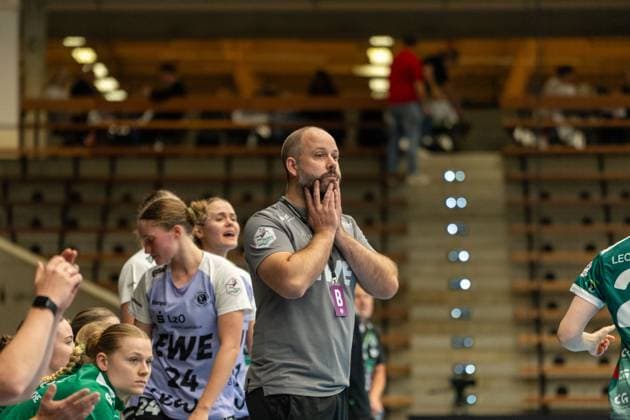 Niels Boetel (VfL Oldenburg, Cheftrainer), Frisch Auf Goeppingen Frauen vs. VfL Oldenburg, Handball, Bundesliga, 08. Spieltag, Saison 2025 2026, 08.10.2025, Frisch Auf Goeppingen Frauen vs. VfL Oldenburg, Handball, Bundesliga, 08. Spieltag, Saison 2025 2026, 08.10.2025 Goeppingen Copyright: xEibner-Pressefoto MaxxVogelx EP_MVL